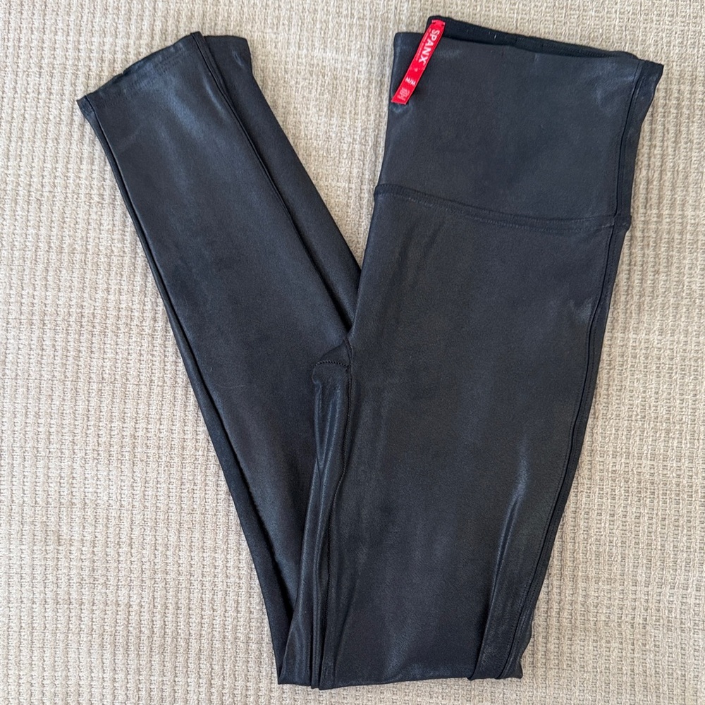 SPANXshape™ Faux Leather
Leggings